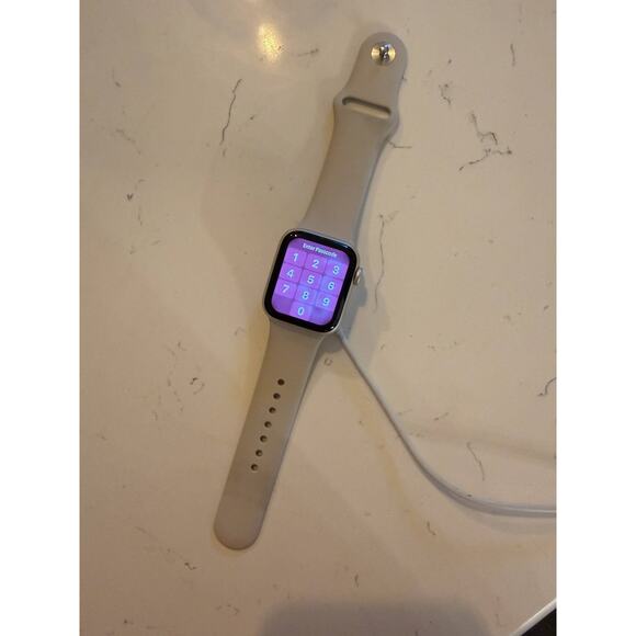 Apple Watch SE (2nd Gen) - Picture 3 of 6